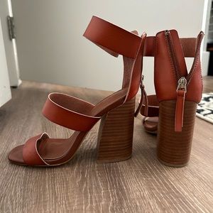 Women’s heels size 7